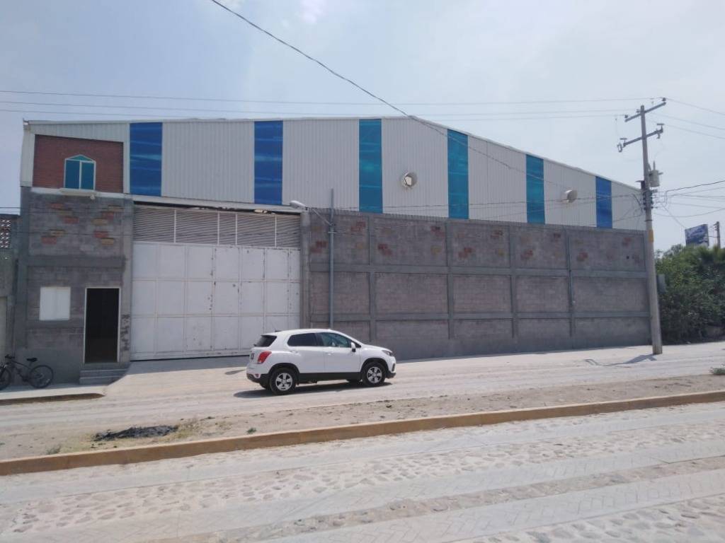 BODEGA EN RENTA, A UN COSTADO DE PUERTO INTERIOR GUANAJUATO